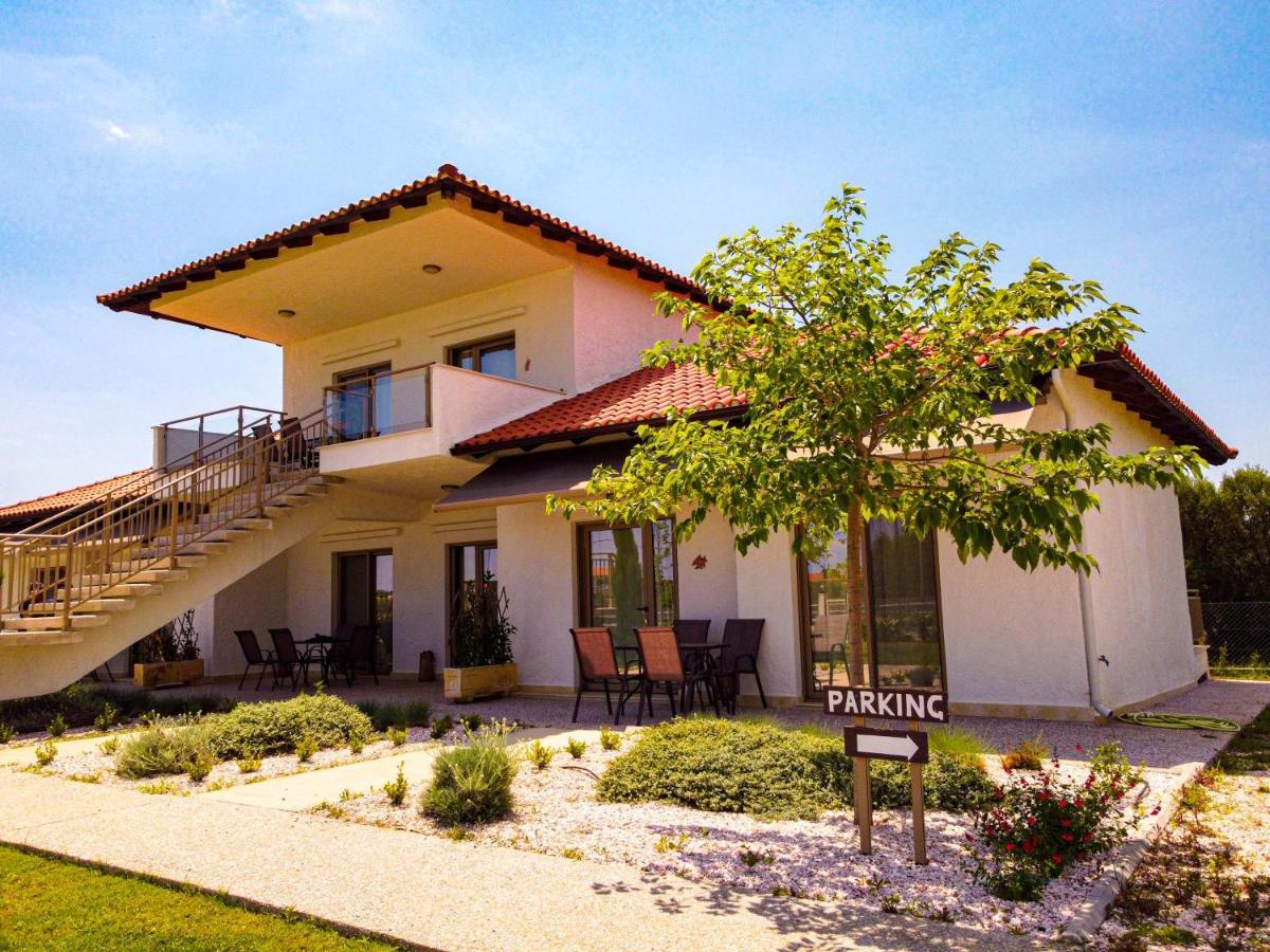 Varkes Suites 1 เนอาโปติไดอา ภายนอก รูปภาพ